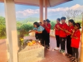 Dâng hương tại bia tưởng niệm